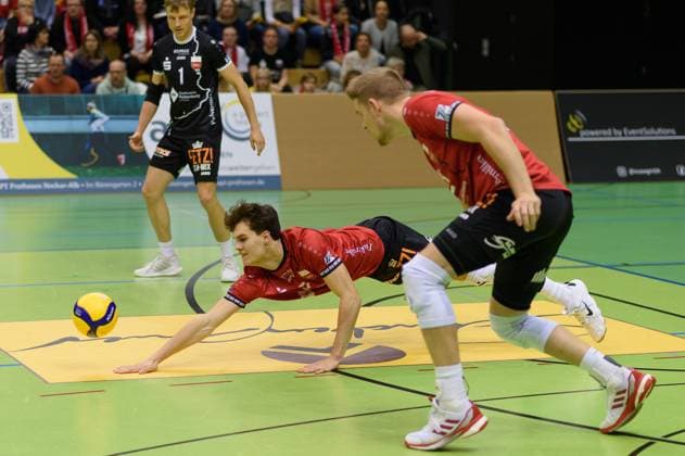 David Dornauf TV Rottenburg, 05 dives for a ball, right Timon Schippmann TV Rottenburg, 14 TV Rottenburg vs TuS Kriftel, Volleyball, 2 Bundesliga Sued, 10 Matchday, Season 2024 2025, 07 12 2024, TV Rottenburg vs TuS Kriftel, Volleyball, 2 Bundesliga Sued, 10 Matchday, Season 2024 2025, 07 12 2024 Rottenburg Copyright: xEibner-Pressefoto RalphxKunzex EP_RKE