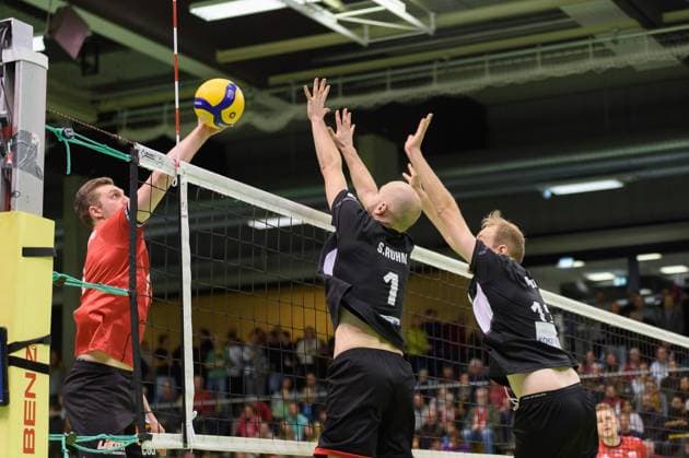 Niklas Lichtenauer TV Rottenburg, 08 puts the ball out at the block Sebastian Ruhm TuS Kriftel, 01 and Florian Bonadt TuS Kriftel, 13 over TV Rottenburg vs TuS Kriftel, Volleyball, 2 Bundesliga Sued, 10 Matchday, Season 2024 2025, 07 12 2024, TV Rottenburg vs TuS Kriftel, Volleyball, 2 Bundesliga Sued, 10 Matchday, Season 2024 2025, 07 12 2024 Rottenburg Copyright: xEibner-Pressefoto RalphxKunzex EP_RKE