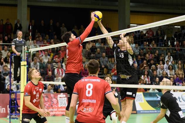 Battle over the edge of the net, Yannick Menke TV Rottenburg, 12 and Florian Bonadt TuS Kriftel, 13 TV Rottenburg vs TuS Kriftel, Volleyball, 2 Bundesliga Sued, Matchday 10, Season 2024 2025, 07 12 2024, TV Rottenburg vs TuS Kriftel, Volleyball, 2 Bundesliga Sued, Matchday 10, Season 2024 2025, 07 12 2024 Rottenburg Copyright: xEibner-Pressefoto RalphxKunzex EP_RKE