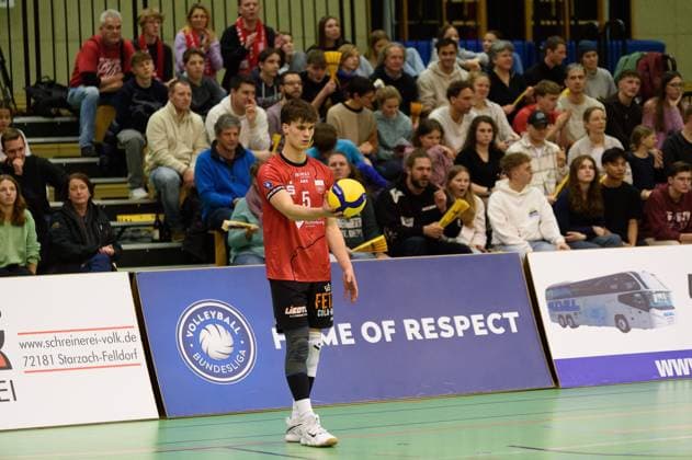 David Dornauf TV Rottenburg, 05 ready to serve in front of a full crowd TV Rottenburg vs TuS Kriftel, Volleyball, 2 Bundesliga Sued, 10 Matchday, Season 2024 2025, 07 12 2024, TV Rottenburg vs TuS Kriftel, Volleyball, 2 Bundesliga Sued, 10 Matchday, Season 2024 2025, 07 12 2024 Rottenburg Copyright: xEibner-Pressefoto RalphxKunzex EP_RKE
