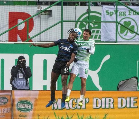 Soccer, Men, Season 2024 2025, 2 Bundesliga 15 Matchday , SpVgg Greuther Fürth Hertha BSC 2 1 , v l Deyovaisio Zeefuik Hertha BSC , Marco Meyerhöfer Greuther Fürth , 07 12 2024, Copyright: xMatthiasxKochx