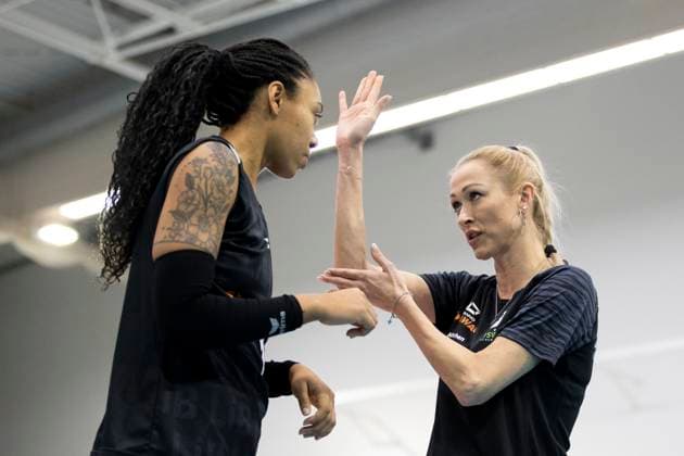 1 Volleyball Bundesliga Women Schwarz Weiss Erfurt vs Ladies in Black Aachen Erfurt 07 12 2024 Mareike Hindriksen Coach Ladies in Black Aachen and Serena Bruin 1 Ladies in Black Aachen 1 Volleyball Bundesliga Women Schwarz Weiss Erfurt vs Ladies in Black Aachent Riethsporthalle Erfurt 07 12 2024 Copyright: xBEAUTIFULxSPORTS Duehringx