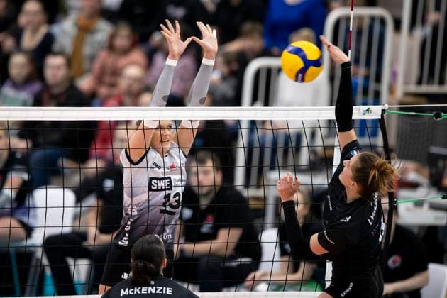 1 Volleyball Bundesliga Women Schwarz Weiss Erfurt vs Ladies in Black Aachen Erfurt 07 12 2024 Lara Alyssa Darowski 13 Schwarz Weiss Erfurt vs Hyke Lyklema 4 Ladies in Black Aachen 1 Volleyball Bundesliga Women Schwarz Weiss Erfurt vs Ladies in Black Aachent Riethsporthalle Erfurt 07 12 2024 Copyright: xBEAUTIFULxSPORTS Duehringx