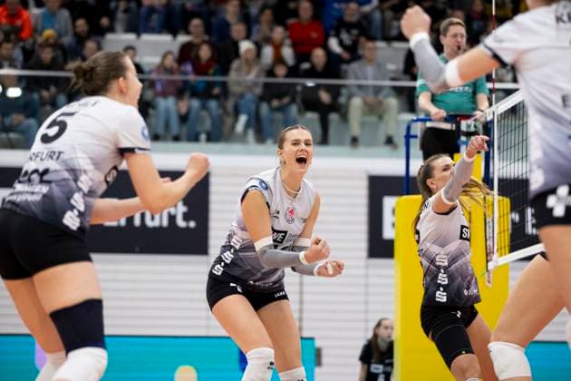1 Volleyball Bundesliga Frauen Schwarz Weiss Erfurt vs Ladies in Black Aachen Erfurt 07 12 2024 Lara Alyssa Darowski 13 Schwarz Weiss Erfurt and team 1 Volleyball Bundesliga Frauen Schwarz Weiss Erfurt vs Ladies in Black Aachent Riethsporthalle Erfurt 07 12 2024 Copyright: xBEAUTIFULxSPORTS Duehringx
