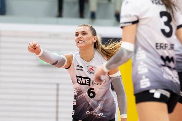 1 Volleyball Bundesliga Women Schwarz Weiss Erfurt vs Ladies in Black Aachen Erfurt 07 12 2024 Cheers, Kira Thomsen 6 Schwarz Weiss Erfurt and team 1 Volleyball Bundesliga Women Schwarz Weiss Erfurt vs Ladies in Black Aachent Riethsporthalle Erfurt 07 12 2024 Copyright: xBEAUTIFULxSPORTS Duehringx