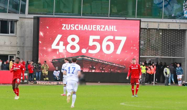07 12 2024, xmohx, Fußball 2 Bundesliga, 1 FC Kaiserslautern Karlsruher SC emspor, v l Zuschauerzahl DFL DFB REGULATIONS PROHIBIT ANY USE OF PHOTOGRAPHS as IMAGE SEQUENCES and or QUASI VIDEO Kaiserslautern