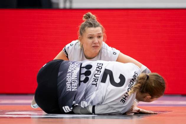 1 Volleyball Bundesliga Women Schwarz Weiss Erfurt vs Ladies in Black Aachen Erfurt 07 12 2024 Elizabeth Sandbothe 2 Schwarz Weiss Erfurt and Kaylee Oscarson 18 Schwarz Weiss Erfurt behind 1 Volleyball Bundesliga Women Schwarz Weiss Erfurt vs Ladies in Black Aachent Riethsporthalle Erfurt 07 12 2024 Copyright: xBEAUTIFULxSPORTS Duehringx