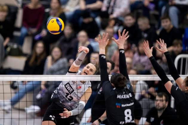 1 Volleyball Bundesliga Women Schwarz Weiss Erfurt vs Ladies in Black Aachen Erfurt 07 12 2024 Lara Alyssa Darowski 13 Schwarz Weiss Erfurt vs Cara McKenzie 8 Ladies in Black Aachen and Hyke Lyklema 4 Ladies in Black Aachen right 1 Volleyball Bundesliga Women Schwarz Weiss Erfurt vs Ladies in Black Aachent Riethsporthalle Erfurt 07 12 2024 Copyright: xBEAUTIFULxSPORTS Duehringx