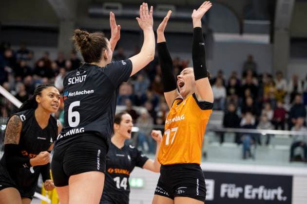 1 Volleyball Bundesliga Women Schwarz Weiss Erfurt vs Ladies in Black Aachen Erfurt 07 12 2024 Susan Schut 6 Ladies in Black Aachen and Kacey Jost 17 Ladies in Black Aachen 1 Volleyball Bundesliga Women Schwarz Weiss Erfurt vs Ladies in Black Aachent Riethsporthalle Erfurt 07 12 2024 Copyright: xBEAUTIFULxSPORTS Duehringx