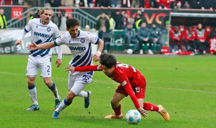 07 12 2024, xmohx, Fußball 2 Bundesliga, 1 FC Kaiserslautern Karlsruher SC emspor, v l Sebastian Jung und Enes Zengin Karlsruhe , Daisuke Yokota Kaiserslautern DFL DFB REGULATIONS PROHIBIT ANY USE OF PHOTOGRAPHS as IMAGE SEQUENCES and or QUASI VIDEO Kaiserslautern