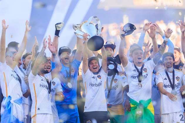 Sport Themen der Woche KW 49 Sport Bilder des Tages December 7, 2024, Carson, California, USA: Riqui Puig 10 of the LA Galaxy lifts the trophy after winning the Audi 2024 MLS, Fussball Herren, USA Cup Final match against the New York Red Bulls on Saturday December 7, 2024 at Dignity Health Sports Park Stadium in Carson, California. Galaxy defeats Red Bulls, 2-1. The LA Galaxy are the MLS Cup Champions. ARIANA RUIZ PI Carson U.S - ZUMAp124 20241207_zaa_p124_053 Copyright: xArianaxRuizx