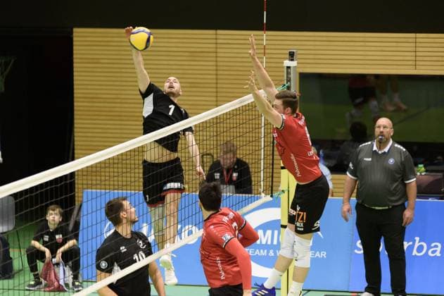 Sebastian Ruhm TuS Kriftel, 01 in attack, against Niklas Lichtenauer TV Rottenburg, 08 , Philip Buechi TuS Kriftel, 10 and Yannick Menke TV Rottenburg, 12 watch TV Rottenburg vs TuS Kriftel, Volleyball, 2 Bundesliga Sued, 10 Matchday, Season 2024 2025, 07 12 2024, TV Rottenburg vs TuS Kriftel, Volleyball, 2 Bundesliga Sued, 10 Matchday, Season 2024 2025, 07 12 2024 Rottenburg Copyright: xEibner-Pressefoto RalphxKunzex EP_RKE