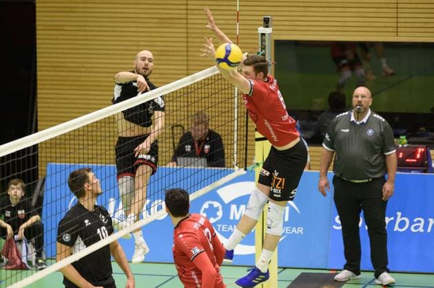 Sebastian Ruhm TuS Kriftel, 01 overcomes the single block of Niklas Lichtenauer TV Rottenburg, 08 TV Rottenburg vs TuS Kriftel, Volleyball, 2 Bundesliga Sued, 10 Matchday, Season 2024 2025, 07 12 2024, TV Rottenburg vs TuS Kriftel, Volleyball, 2 Bundesliga Sued, 10 Matchday, Season 2024 2025, 07 12 2024 Rottenburg Copyright: xEibner-Pressefoto RalphxKunzex EP_RKE