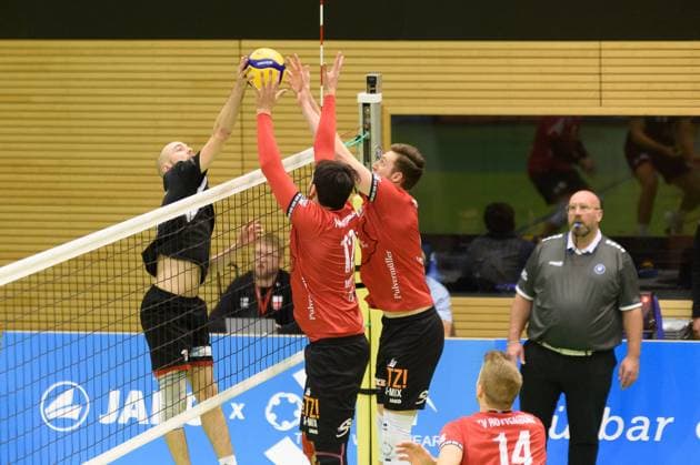 Battle at the net, Sebastian Ruhm TuS Kriftel, 01 against Yannick Menke TV Rottenburg, 12 and Niklas Lichtenauer TV Rottenburg, 08 TV Rottenburg vs TuS Kriftel, Volleyball, 2 Bundesliga Sued, 10 Matchday, Season 2024 2025, 07 12 2024, TV Rottenburg vs TuS Kriftel, Volleyball, 2 Bundesliga Sued, 10 Matchday, Season 2024 2025, 07 12 2024 Rottenburg Copyright: xEibner-Pressefoto RalphxKunzex EP_RKE