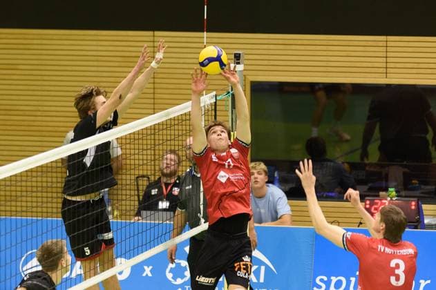 Aurel Sprenger TV Rottenburg, 17 places the ball for Jan Huber TV Rottenburg, 03 , left Thoralf Schmelzer TuS Kriftel, 05 TV Rottenburg vs TuS Kriftel, Volleyball, 2 Bundesliga Sued, 10 Matchday, Season 2024 2025, 07 12 2024, TV Rottenburg vs TuS Kriftel, Volleyball, 2 Bundesliga Sued, 10 Matchday, Season 2024 2025, 07 12 2024 Rottenburg Copyright: xEibner-Pressefoto RalphxKunzex EP_RKE