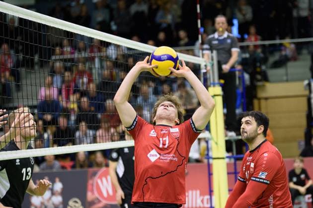 Aurel Sprenger TV Rottenburg, 17 , behind Yannick Menke TV Rottenburg, 12 TV Rottenburg vs TuS Kriftel, Volleyball, 2 Bundesliga Sued, 10 Matchday, Season 2024 2025, 07 12 2024, TV Rottenburg vs TuS Kriftel, Volleyball, 2 Bundesliga Sued, 10 Matchday, Season 2024 2025, 07 12 2024 Rottenburg Copyright: xEibner-Pressefoto RalphxKunzex EP_RKE