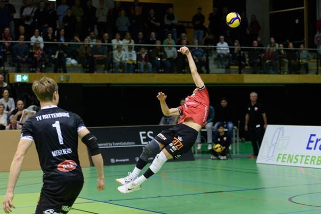 Rescue attempt by David Dornauf TV Rottenburg, 05 Constantin Hanenberg SG SSC Tuebingen TV Rottenburg 3, TV Rottenburg vs TuS Kriftel, Volleyball, 2 Bundesliga Sued, Matchday 10, Season 2024 2025, 07 12 2024, TV Rottenburg vs TuS Kriftel, Volleyball, 2 Bundesliga Sued, Matchday 10, Season 2024 2025, 07 12 2024 Rottenburg Copyright: xEibner-Pressefoto RalphxKunzex EP_RKE