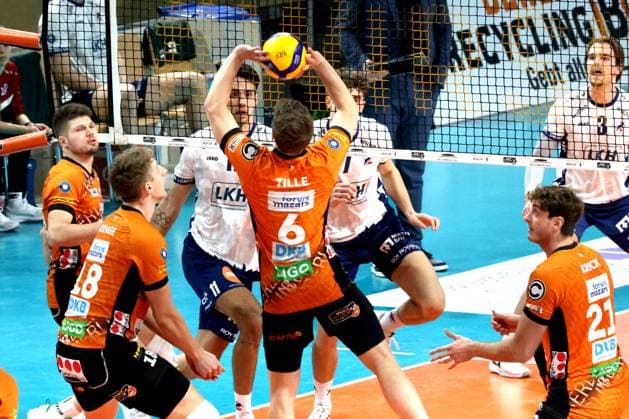 DEU, DVV, 1 VBL, BR Volleys vs Lueneburg, 07 12 2024, Max Schmeling Halle, Berlin, DEU, DVV, 1 VBL, BR Volleys vs Lueneburg, in the picture Johannes Tille BR Volleys 6 , Ruben Schott BR Volleys 13 , Florian Krage BR Volleys 18 , Tobias Krick BR Volleys 21 , Xander Ketrzynski Lueneburg 11 , Joscha Kunstmann Lueneburg 7 Foto Juergen Engler nordphoto GmbH nordphotoxGmbHx xEngler nph00076