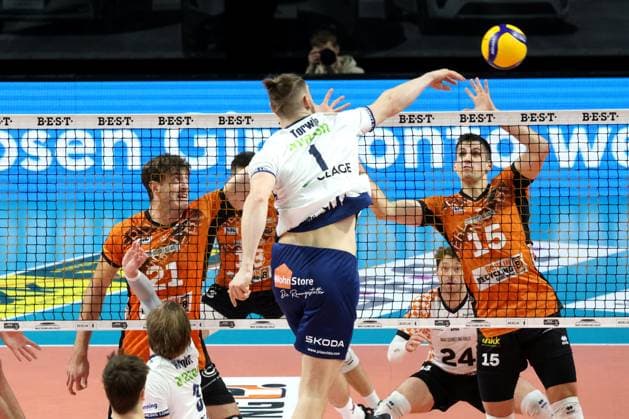 DEU, DVV, 1 VBL, BR Volleys vs Lueneburg, 07 12 2024, Max Schmeling Halle, Berlin, DEU, DVV, 1 VBL, BR Volleys vs Lueneburg, in the picture Tobias Krick BR Volleys 21 , Moritz Reichert BR Volleys 15 , Simon Torwie Lueneburg 1 Photo Juergen Engler nordphoto GmbH nordphotoxGmbHx xEngler nph00076