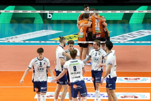 DEU, DVV, 1 VBL, BR Volleys vs Lueneburg, 07 12 2024, Max Schmeling Halle, Berlin, DEU, DVV, 1 VBL, BR Volleys vs Lueneburg, in the picture BR Volleys players circle, Lueneburg players circle Photo Juergen Engler nordphoto GmbH nordphotoxGmbHx xEngler nph00076