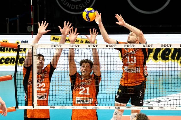 DEU, DVV, 1 VBL, BR Volleys vs Lueneburg, 07 12 2024, Max Schmeling Halle, Berlin, DEU, DVV, 1 VBL, BR Volleys vs Lueneburg, in the picture block, blocked, Jake Hanes BR Volleys 22 , Tobias Krick BR Volleys 21 , Ruben Schott BR Volleys 13 Photo Juergen Engler nordphoto GmbH nordphotoxGmbHx xEngler nph00076