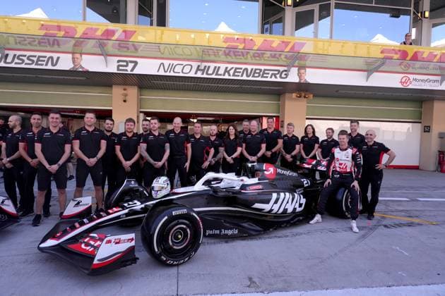 Formula 1 Etihad Airways Abu Dhabi Grand Prix 2024 08 12 2024, Yas Marina Circuit, Abu Dhabi, Formula 1 Etihad Airways Abu Dhabi Grand Prix 2024 , in the picture team photo of MoneyGram Haas F1 Team with Kevin Magnussen DNK , MoneyGram Haas F1 Team and Nico Hülkenberg DEU , MoneyGram Haas F1 Team nordphotoxGmbHx xBratic nph00250