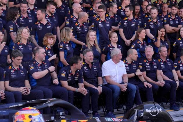 Formula 1 Etihad Airways Abu Dhabi Grand Prix 2024 08 12 2024, Yas Marina Circuit, Abu Dhabi, Formula 1 Etihad Airways Abu Dhabi Grand Prix 2024 , in the picture team photo of Oracle Red Bull Racing with Max Verstappen NLD , Oracle Red Bull Racing and Sergio Perez MEX , Oracle Red Bull Racing nordphotoxGmbHx xBratic nph00250