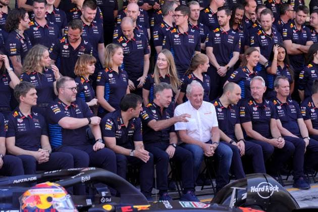 Formula 1 Etihad Airways Abu Dhabi Grand Prix 2024 08 12 2024, Yas Marina Circuit, Abu Dhabi, Formula 1 Etihad Airways Abu Dhabi Grand Prix 2024 , in the picture team photo of Oracle Red Bull Racing with Max Verstappen NLD , Oracle Red Bull Racing and Sergio Perez MEX , Oracle Red Bull Racing nordphotoxGmbHx xBratic nph00250