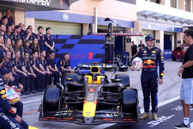 Formula 1 Etihad Airways Abu Dhabi Grand Prix 2024 08 12 2024, Yas Marina Circuit, Abu Dhabi, Formula 1 Etihad Airways Abu Dhabi Grand Prix 2024 , in the picture team photo of Oracle Red Bull Racing with Max Verstappen NLD , Oracle Red Bull Racing and Sergio Perez MEX , Oracle Red Bull Racing nordphotoxGmbHx xBratic nph00250