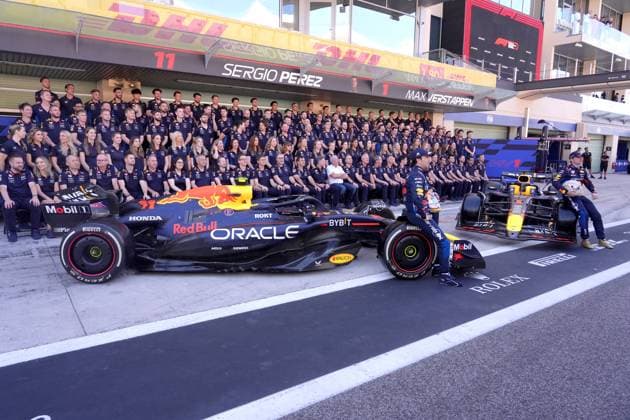 Formula 1 Etihad Airways Abu Dhabi Grand Prix 2024 08 12 2024, Yas Marina Circuit, Abu Dhabi, Formula 1 Etihad Airways Abu Dhabi Grand Prix 2024 , in the picture team photo of Oracle Red Bull Racing with Max Verstappen NLD , Oracle Red Bull Racing and Sergio Perez MEX , Oracle Red Bull Racing nordphotoxGmbHx xBratic nph00250