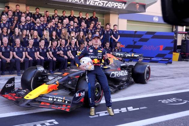 Formula 1 Etihad Airways Abu Dhabi Grand Prix 2024 08 12 2024, Yas Marina Circuit, Abu Dhabi, Formula 1 Etihad Airways Abu Dhabi Grand Prix 2024 , in the picture team photo of Oracle Red Bull Racing with Max Verstappen NLD , Oracle Red Bull Racing and Sergio Perez MEX , Oracle Red Bull Racing nordphotoxGmbHx xBratic nph00250