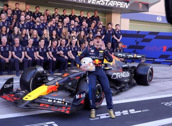 Formula 1 Etihad Airways Abu Dhabi Grand Prix 2024 08 12 2024, Yas Marina Circuit, Abu Dhabi, Formula 1 Etihad Airways Abu Dhabi Grand Prix 2024 , in the picture team photo of Oracle Red Bull Racing with Max Verstappen NLD , Oracle Red Bull Racing and Sergio Perez MEX , Oracle Red Bull Racing nordphotoxGmbHx xBratic nph00250