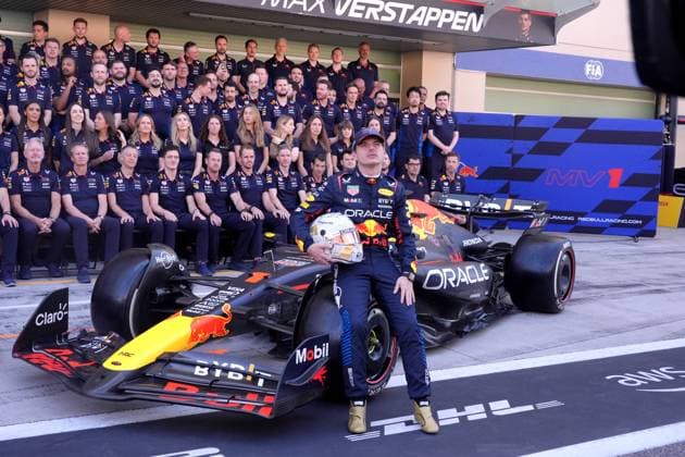 Formula 1 Etihad Airways Abu Dhabi Grand Prix 2024 08 12 2024, Yas Marina Circuit, Abu Dhabi, Formula 1 Etihad Airways Abu Dhabi Grand Prix 2024 , in the picture team photo of Oracle Red Bull Racing with Max Verstappen NLD , Oracle Red Bull Racing and Sergio Perez MEX , Oracle Red Bull Racing nordphotoxGmbHx xBratic nph00250