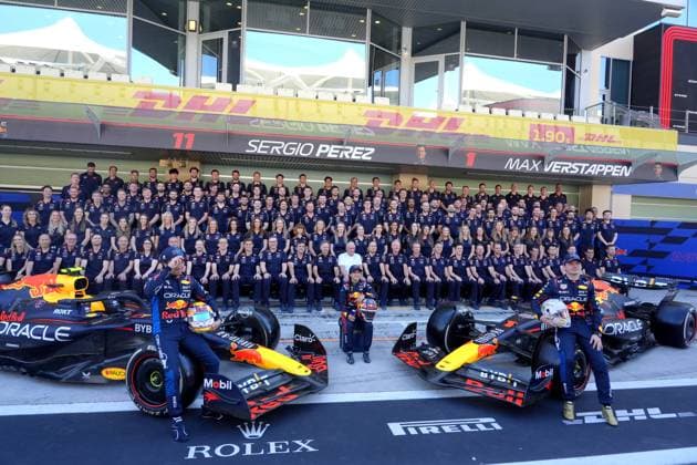 Formula 1 Etihad Airways Abu Dhabi Grand Prix 2024 08 12 2024, Yas Marina Circuit, Abu Dhabi, Formula 1 Etihad Airways Abu Dhabi Grand Prix 2024 , in the picture team photo of Oracle Red Bull Racing with Max Verstappen NLD , Oracle Red Bull Racing and Sergio Perez MEX , Oracle Red Bull Racing nordphotoxGmbHx xBratic nph00250