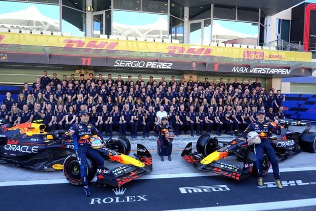 Formula 1 Etihad Airways Abu Dhabi Grand Prix 2024 08 12 2024, Yas Marina Circuit, Abu Dhabi, Formula 1 Etihad Airways Abu Dhabi Grand Prix 2024 , in the picture team photo of Oracle Red Bull Racing with Max Verstappen NLD , Oracle Red Bull Racing and Sergio Perez MEX , Oracle Red Bull Racing nordphotoxGmbHx xBratic nph00250