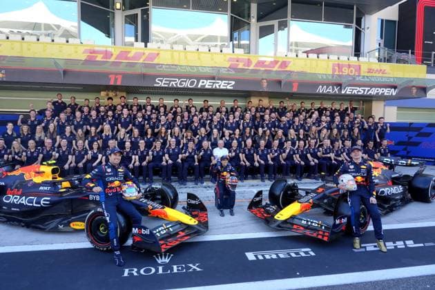 Formula 1 Etihad Airways Abu Dhabi Grand Prix 2024 08 12 2024, Yas Marina Circuit, Abu Dhabi, Formula 1 Etihad Airways Abu Dhabi Grand Prix 2024 , in the picture team photo of Oracle Red Bull Racing with Max Verstappen NLD , Oracle Red Bull Racing and Sergio Perez MEX , Oracle Red Bull Racing nordphotoxGmbHx xBratic nph00250