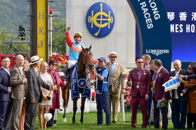 Sport Themen der Woche KW 49 Sport Bilder des Tages 08.12.2024, Hong Kong, Hongkong, CHN - Ka Ying Rising with Zac Purton up and connection after winning the Longines Hong Kong Sprint. Sha Tin racecourse. (Pferd, Jockey, Ka Ying Rising, Purton, Sieg) 241208C919HONGKONG.JPG *** 08 12 2024, Hong Kong, Hong Kong, CHN Ka Ying Rising with Zac Purton up and connection after winning the Longines Hong Kong Sprint Sha Tin racecourse horse, jockey, Ka Ying Rising, Purton, victory 241208C919HONGKONG JPG