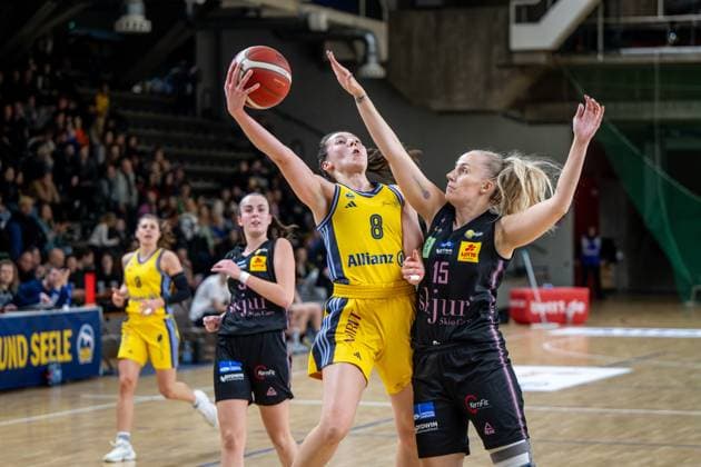 Basketball Berlin 07 12 2024 Season 2024 2025 Toyota DBBL 1 Bundesliga Women, Women Alba Berlin Saarlouis Royals Henriette Höfermann Alba, No 08 Monika Jasnowska Saarlouis, No 15