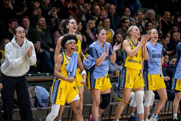 Basketball Berlin 07 12 2024 Season 2024 2025 Toyota DBBL 1 Bundesliga Women, Women Alba Berlin Saarlouis Royals Jubel Alba Wiebke Schwartau Alba, No 13 Deeshyra Thomas Alba, No 21 Maggie Mulligan Alba, No 00 Margaret Leoni Kreyenfeld Alba, No 07 Marie Bertholdt Alba, No 04 Lucy Reuß Alba, No 05 Reuss