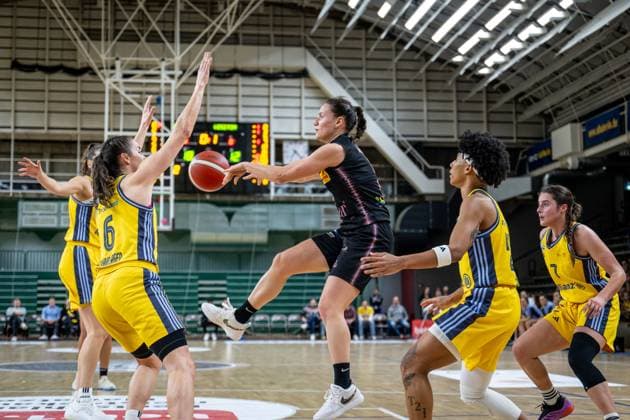 Basketball Berlin 07 12 2024 Season 2024 2025 Toyota DBBL 1 Bundesliga Women, Women Alba Berlin Saarlouis Royals Magaly Meynadier Saarlouis, No 05 Deeshyra Thomas Alba, No 21 Leoni Kreyenfeld Alba, No 07 Tessa Stammberger Alba, No 06