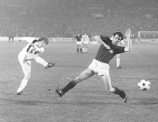 Archivbilder der Woche SPORT KW49 Europapokal Pokalsieger Borussia Moenchengladbach - AC Milan . Herbert Wimmer flankt *** European Cup Winners Borussia Moenchengladbach AC Milan Herbert Wimmer crosses HM