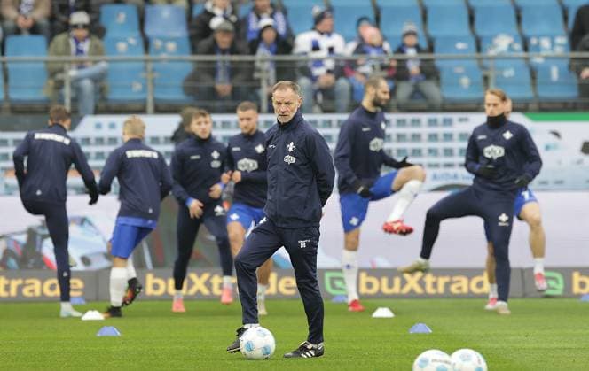 Darius Scholtysik , co Coach Darmstadt Football, Men, Season 2024 2025, 2 BL, Volksparkstadion, Hamburger SV vs SV Darmstadt 98 DFL REGULATIONS PROHIBIT ANY USE OF PHOTOGRAPHS AS IMAGE SEQUENCES AND OR QUASI VIDEO