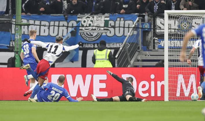 Here Ransford Yeboah Koenigsdoerffer HSV scores the 1 0 Soccer, Men, Season 2024 2025, 2 BL, Volksparkstadion, Hamburger SV vs SV Darmstadt 98 DFL REGULATIONS PROHIBIT ANY USE OF PHOTOGRAPHS AS IMAGE SEQUENCES AND OR QUASI VIDEO