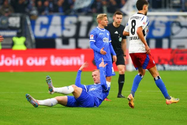 GER,Hamburg, Fußball, DFB, Hamburger SV vs SV Darmstadt 98 , im Hamburger Volksparkstadion , 08 12 2024 , v l Isac Lidberg SV Darmstadt 98 liegt auf dem Boden DFL regulations prohibit any use of photographs as image sequences and or quasi video Copyright: HMBxMedia FernandoxSoares