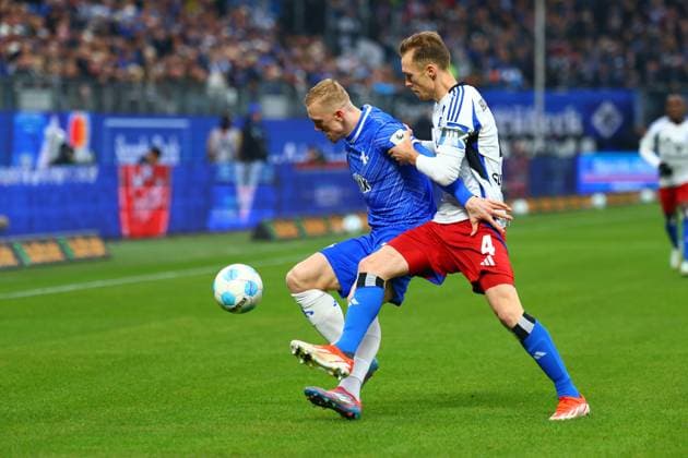 GER,Hamburg, Fußball, DFB, Hamburger SV vs SV Darmstadt 98 , im Hamburger Volksparkstadion , 08 12 2024 , v l Isac Lidberg SV Darmstadt 98 , Sebastian Schonlau Hamburger SV ,in aktion, in action DFL regulations prohibit any use of photographs as image sequences and or quasi video Copyright: HMBxMedia FernandoxSoares