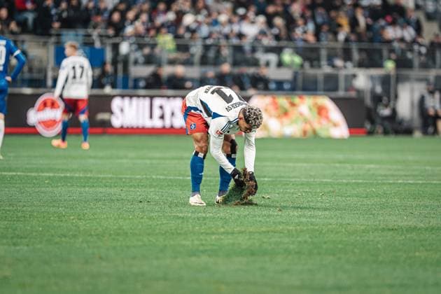 Soccer Men Season 2024 2025 2 Soccer Bundesliga 15 Matchday Hamburger SV vs SV Darmstadt 98 08 12 2024 Ransford Königsdörffer 11, HSV repairs a piece of grass Hamburg Volksparkstadion Hamburg Germany