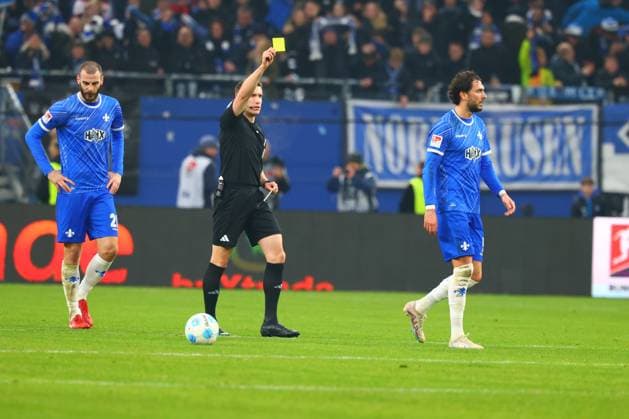 GER,Hamburg, Fußball, DFB, Hamburger SV vs SV Darmstadt 98 , im Hamburger Volksparkstadion , 08 12 2024 , Fraser Hornby SV Darmstadt 98 gets yellow card for complaining DFL regulations prohibit any use of photographs as image sequences and or quasi video Copyright: HMBxMedia FernandoxSoares