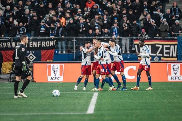 Soccer Men Season 2024 2025 2 Soccer Bundesliga 15 Matchday Hamburger SV vs SV Darmstadt 98 08 12 2024 Adam Karabec 17, HSV scores his first goal for HSV and cheers with the team Hamburg Volksparkstadion Hamburg Germany