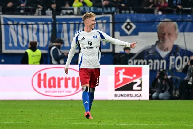 Soccer I Men I 2 Bundesliga l Hamburger SV SV Darmstadt 98 I 15 Matchday I Season 2024 2025 I HSV I 08 12 2024 I HSV Goal celebration for 2 1 Goalscorer is Karabec Adam HSV with greetings to the bench , Sportplatz Volksparkstadion, Stellingen Hamburg Germany