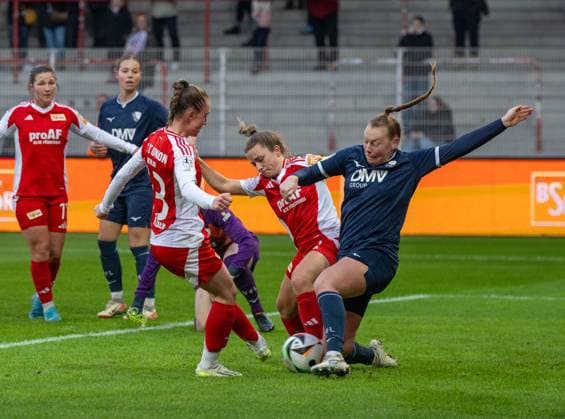 Soccer, Women, Season 2024 2025, 2 Women Bundesliga 12 Matchday , 1 FC Union Berlin VfL Bochum, v l Pia Metzker 1 Women 1 FC Union scores the goal to 1 0, Lisa Heiseler 1 Women 1 FC Union , Antonia Haase Bochum , 08 12 2024, Copyright: xMatthiasxKochx